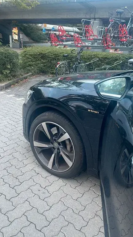 Gebraucht Audi e-tron S-Line 300 kW (408 PS) 2021 Schwarz SUV