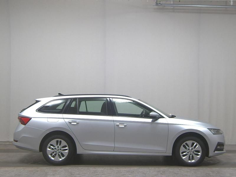 Silber Gebraucht 2022 Skoda Octavia Ambition Kombi | 19.980 € (Superpreis) - Bild 1/4