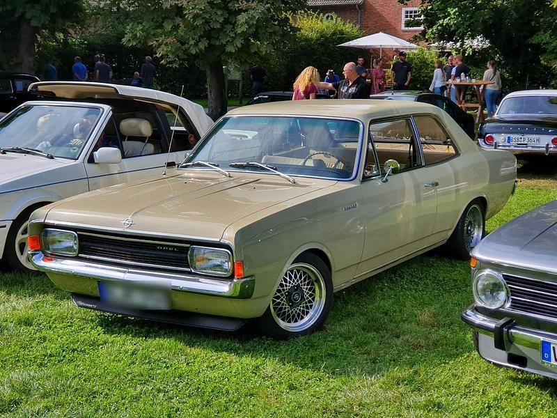 Beige Gebraucht 1970 Opel Rekord Limousine | 10.800 € - Bild 1/4