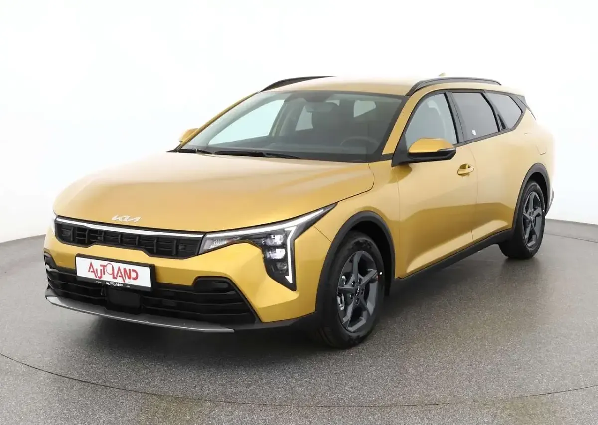 Neu Kia Ceed Sportswagon 150 PS (110 kW) 2026 Strahlendgelbmet. Kombi