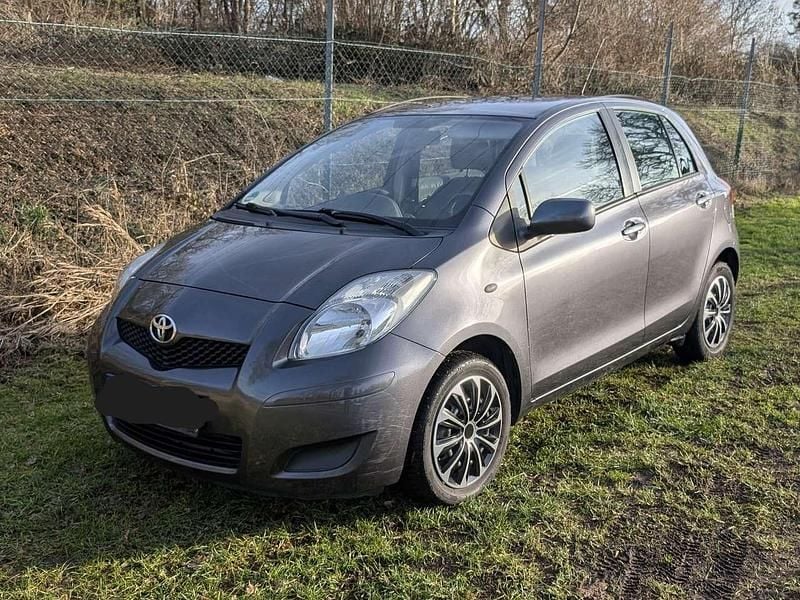 Grau Gebraucht 2009 Toyota Yaris Limousine | 3.000 € (Guter Preis) - Bild 1/4