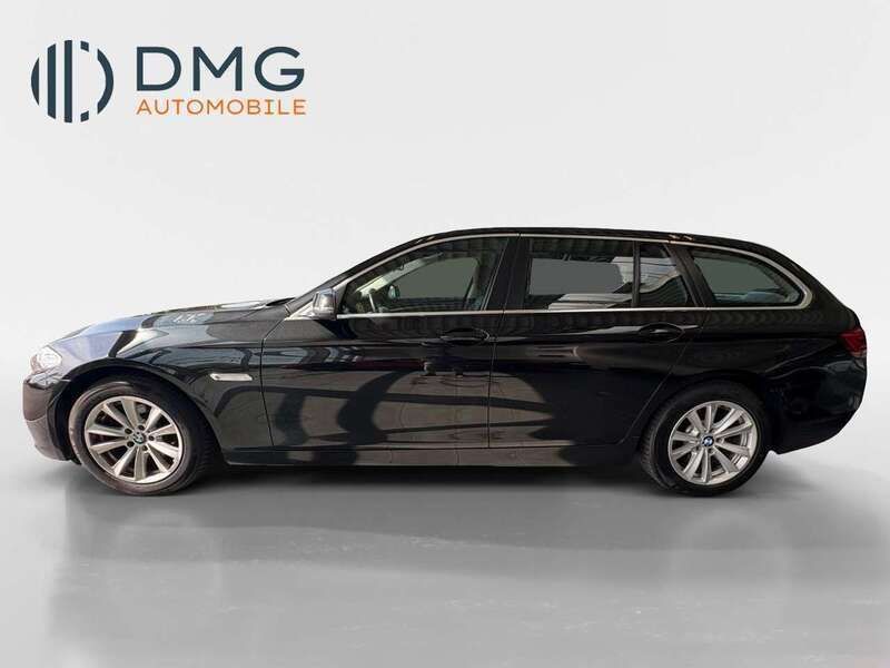 Black sapphire metallic Gebraucht 2014 BMW 518 Sport Line Kombi | 13.890 € (Fairer Preis) - Bild 1/4