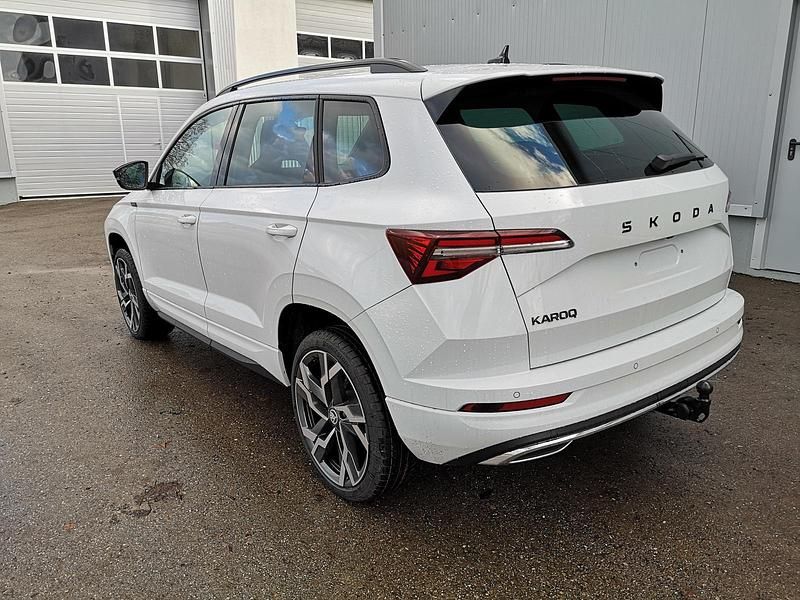 Neu Skoda Karoq SportLine 150 PS (110 kW) 2025 Moonwhite metallic SUV
