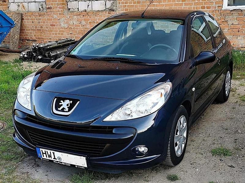 Grau Gebraucht 2010 Peugeot 206 Limousine | 2.300 € (Fairer Preis) - Bild 1/4