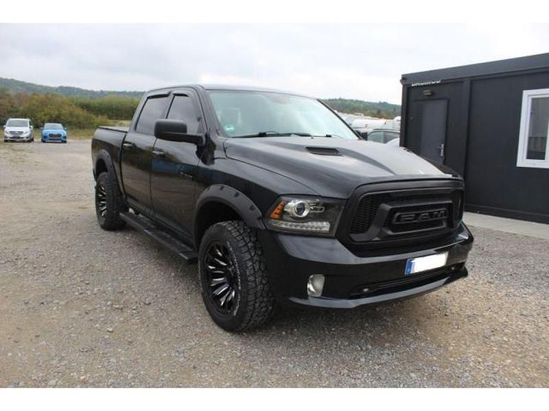 Schwarz (metallic) Gebraucht 2017 Dodge Ram Abholung | 29.900 € (Guter Preis) - Bild 1/4