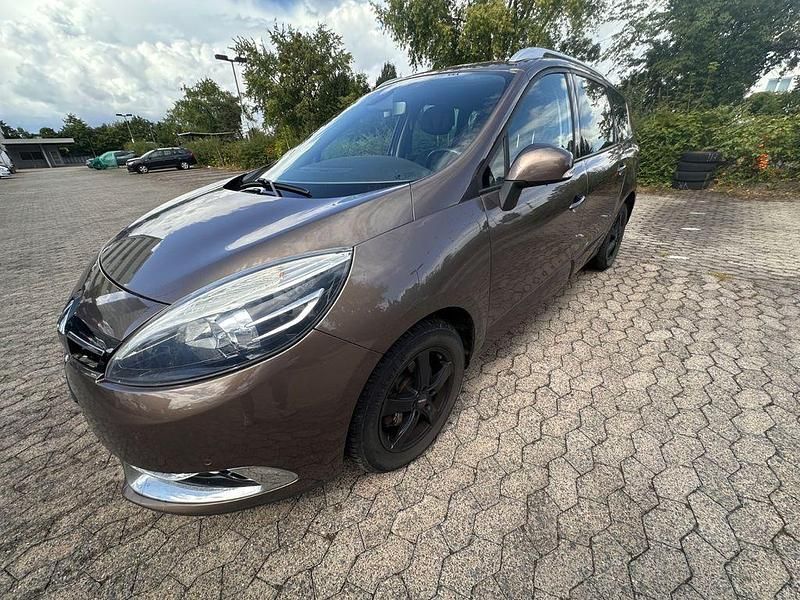 Braun Gebraucht 2013 Renault Scénic III Dynamique Van / Kleinbus | 4.990 € (Guter Preis) - Bild 1/4