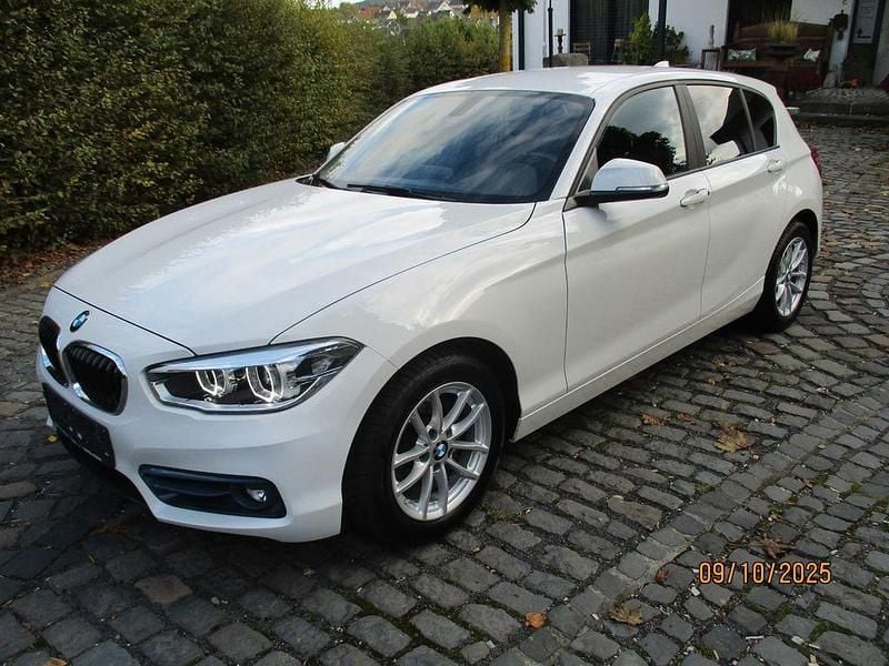 Weiß Gebraucht 2019 BMW 118 Sport Line Kleinwagen | 17.990 € (Superpreis) - Bild 1/4