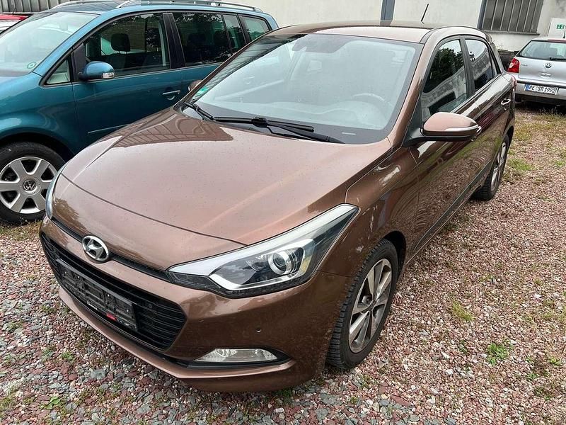 Cashmere brown / met Gebraucht 2016 Hyundai i20 Style Kleinwagen | 10.777 € (Etwas zu teuer) - Bild 1/4