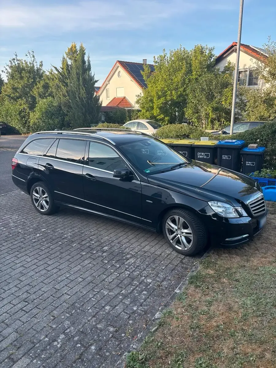 Gebraucht Mercedes E200 184 PS (135 kW) 2011 Schwarz Kombi