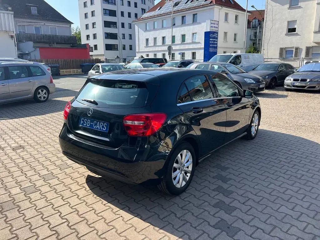 Gebraucht Mercedes A180 122 PS (89 kW) 2013 Schwarz Kleinwagen