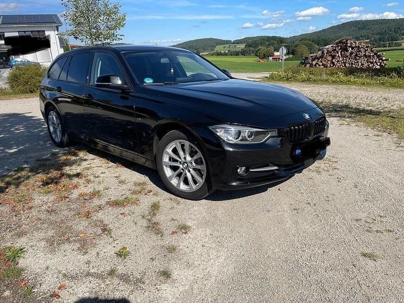 Schwarz Gebraucht 2013 BMW 320 Sport Line Kombi | 10.000 € (Superpreis) - Bild 1/4
