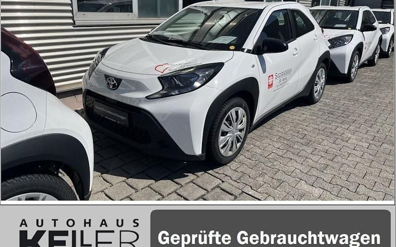Schneeweiß Gebraucht 2022 Toyota Aygo X-play Kleinwagen | 11.990 € (Guter Preis) - Bild 1/4