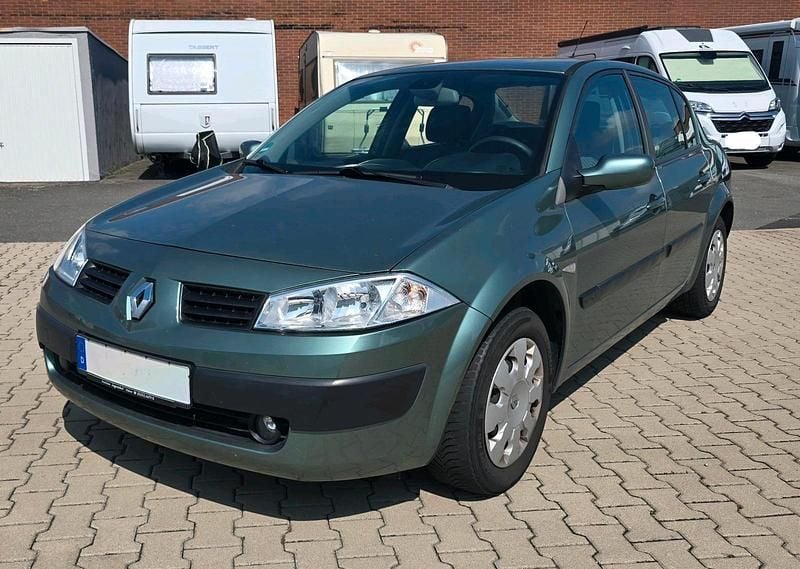 Grün Gebraucht 2003 Renault Mégane II Limousine | 2.300 € (Teuer) - Bild 1/4