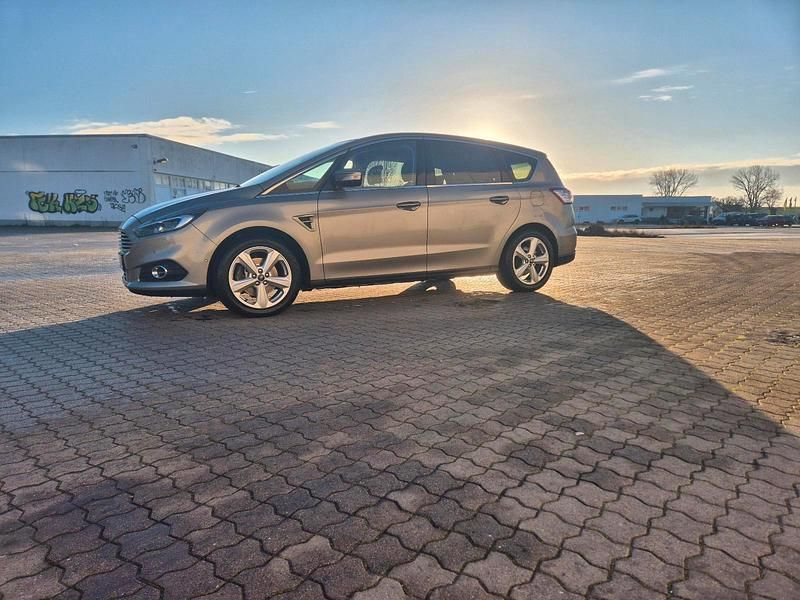 Second-hand Ford S-MAX S 178 CP (130 kW) 2015 Andere farben Monovolum