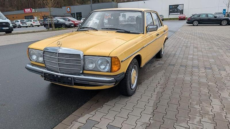 Gebraucht Mercedes 200 54 PS (39 kW) 1978 Gelb Limousine