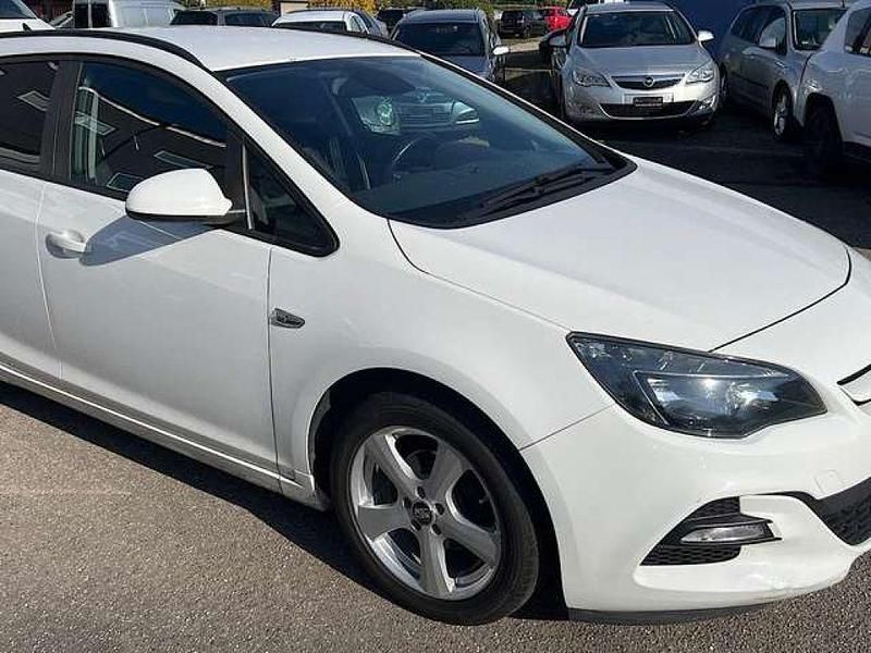 Gebraucht Opel Astra Selection 140 PS (102 kW) 2015 Schneeweiss/summitwhite/arctic Kombi