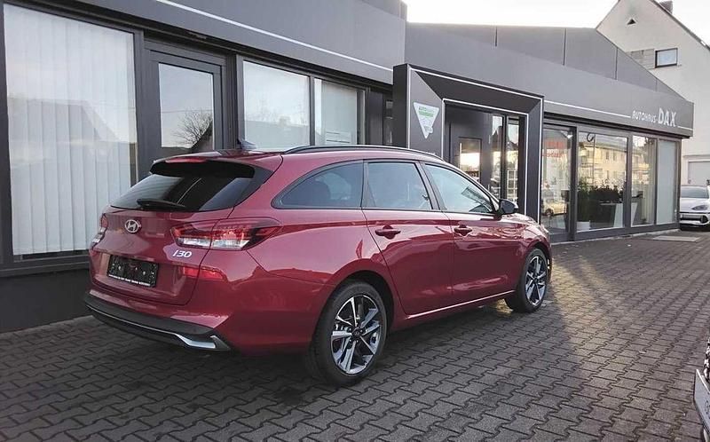 Neu Hyundai i30 101 PS (74 kW) 2025 Rot Kombi