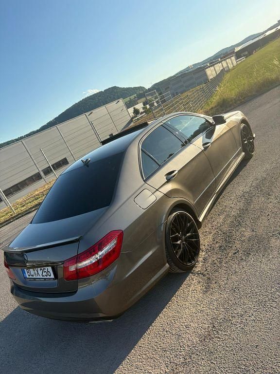 Grau Gebraucht 2010 Mercedes E350 Limousine | 12.499 € (Fairer Preis) - Bild 1/4