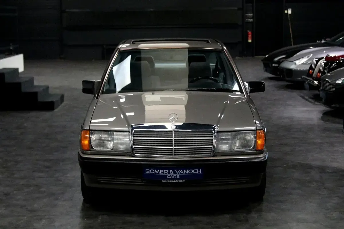 Gebraucht Mercedes 190 132 PS (97 kW) 1990 Grau Limousine