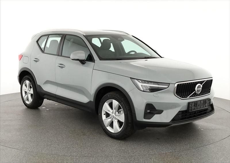 Vapour grey metallic Neu 2025 Volvo XC40 Core SUV | 36.584 € (Superpreis) - Bild 1/4