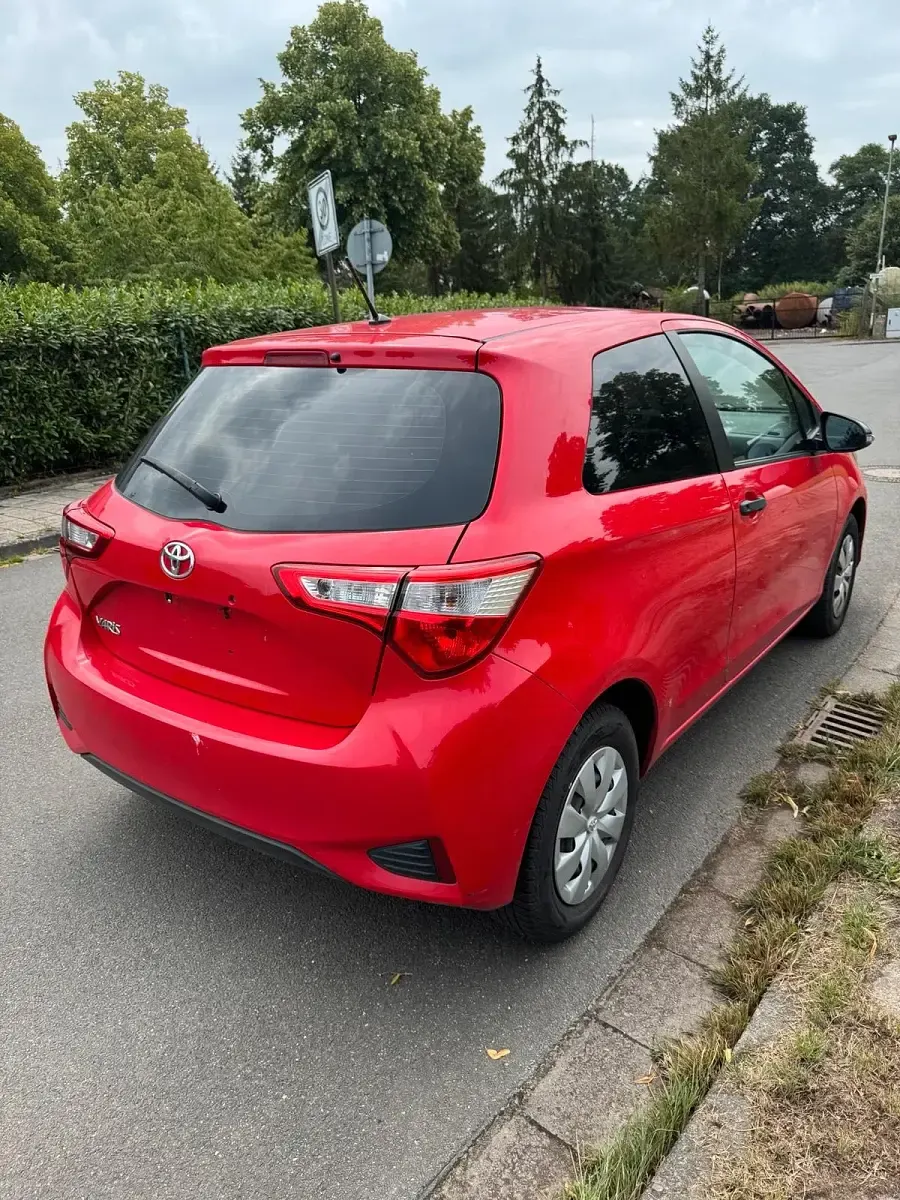 Gebraucht Toyota Yaris 72 PS (52 kW) 2018 Rot Kleinwagen
