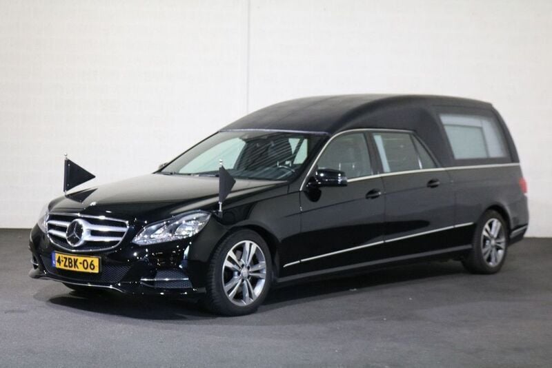 Schwarz Gebraucht 2014 Mercedes 300 Limousine | 45.920 € - Bild 1/4