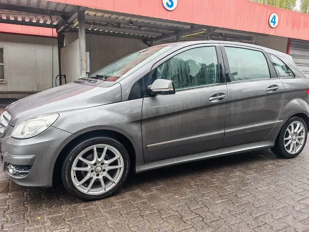 Gebraucht Mercedes B200 140 PS (102 kW) 2010 Grau Van / Kleinbus