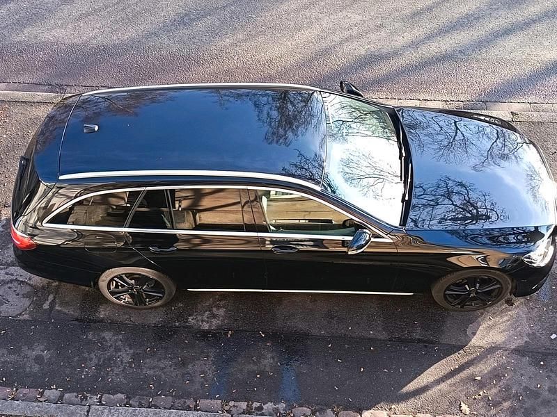 Schwarz Gebraucht 2018 Mercedes E200 Kombi | 15.550 € (Fairer Preis) - Bild 1/4