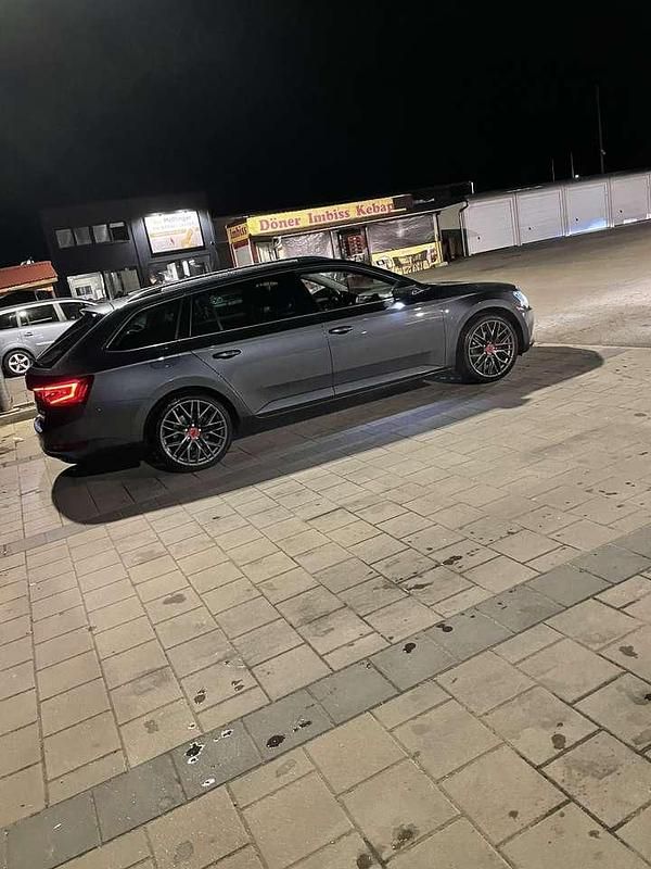 Gebraucht Skoda Superb Style 190 PS (139 kW) 2018 Grau Kombi