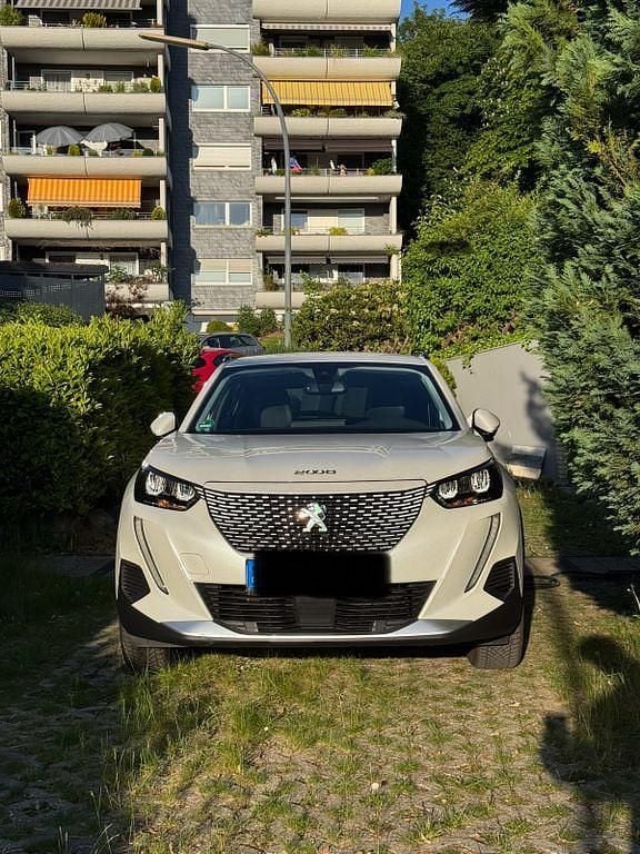 Weiß Gebraucht 2020 Peugeot e-2008 Allure SUV | 15.300 € (Guter Preis) - Bild 1/4