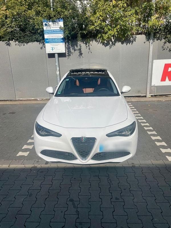 Weiß Gebraucht 2017 Alfa Romeo Giulia Super Limousine | 17.500 € (Fairer Preis) - Bild 1/4
