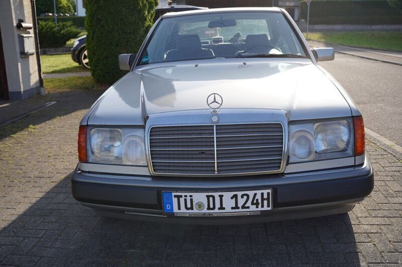 Silber Gebraucht 1990 Mercedes E200 Limousine | 4.399 € - Bild 1/4
