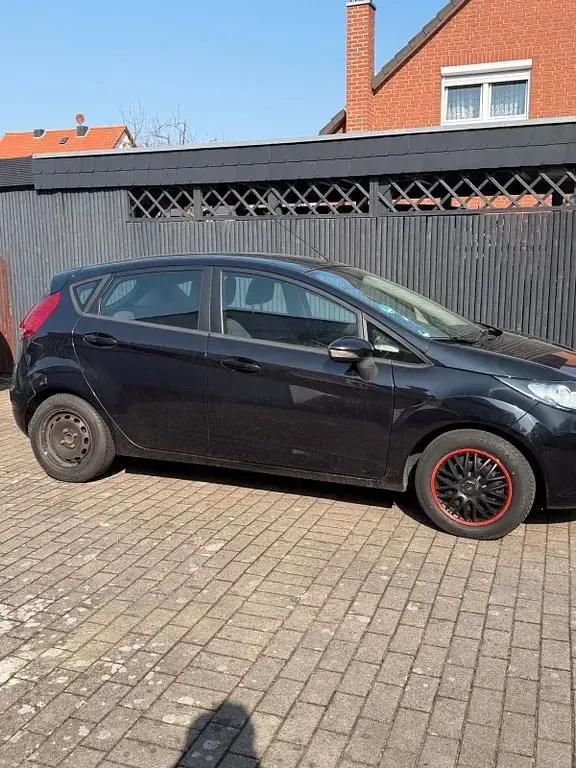 Gebraucht Ford Fiesta 95 PS (69 kW) 2012 Schwarz Limousine