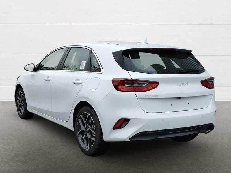 Gebraucht Kia Ceed Spirit 140 PS (102 kW) 2024 Hw2) deluxe white m (weiss Kleinwagen