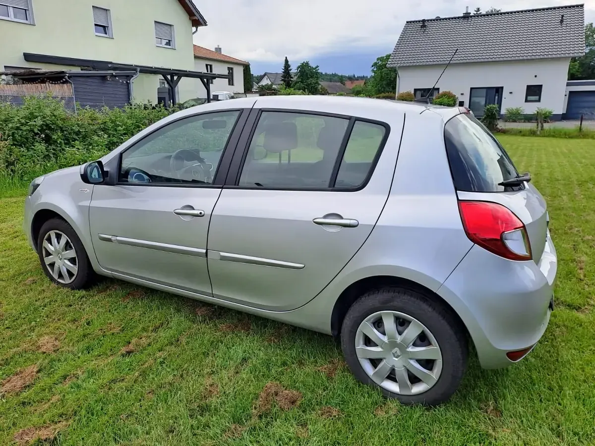 Gebraucht Renault Clio III 103 PS (75 kW) 2012 Silber Kleinwagen