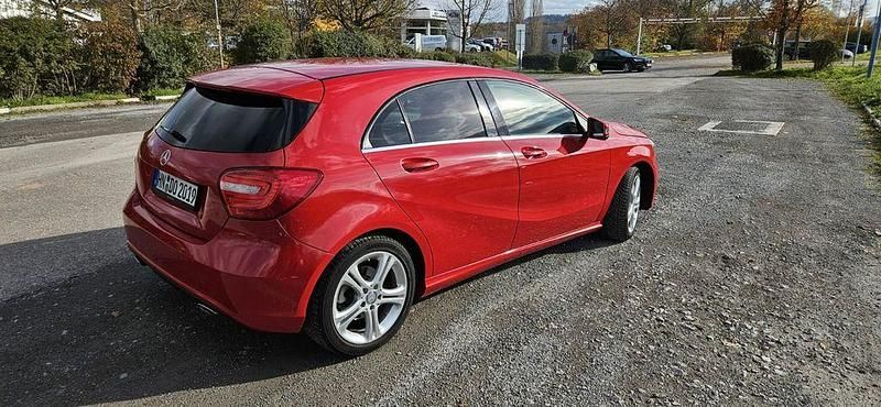 Rot Gebraucht 2015 Mercedes A180 Business Limousine | 15.000 € (Fairer Preis) - Bild 1/4