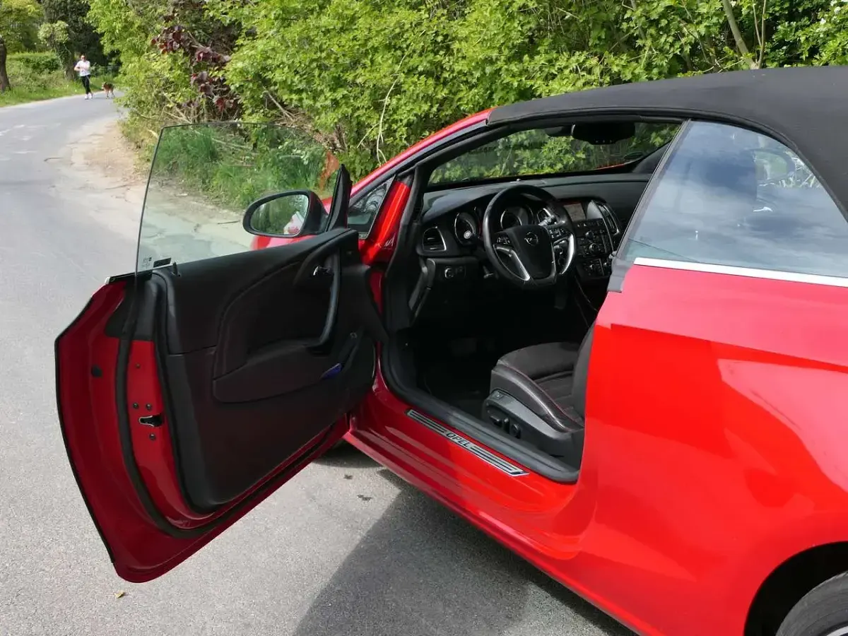 Second-hand Opel Cascada Innovation 170 CP (125 kW) 2017 Roșu Cabrio