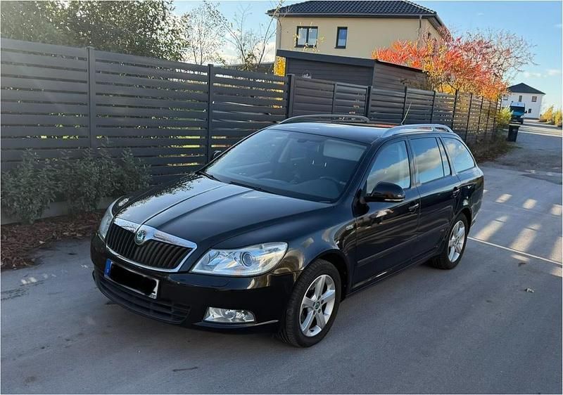 Schwarz Gebraucht 2011 Skoda Octavia Family Kombi | 4.500 € (Guter Preis) - Bild 1/4