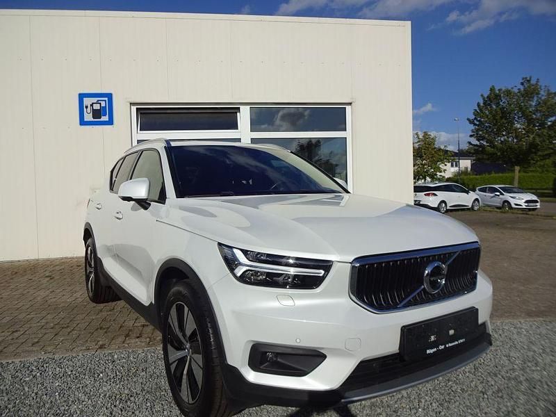 Crystal weißperleffekt (metallic) Gebraucht 2021 Volvo XC40 Momentum SUV | 23.900 € (Etwas zu teuer) - Bild 1/4