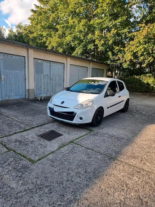 Weiß Gebraucht 2011 Renault Clio III Kleinwagen | 3.395 € - Bild 1/4