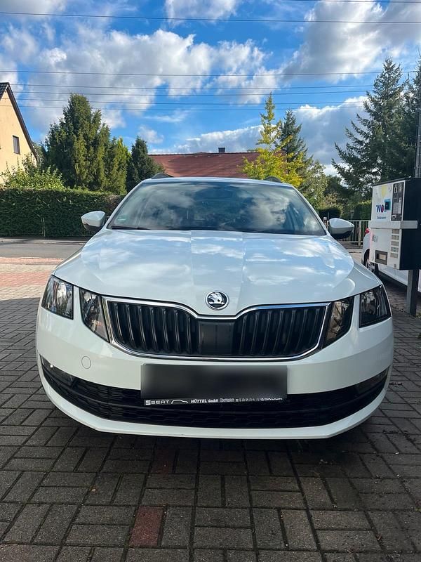 Weiß Gebraucht 2018 Skoda Octavia Kombi | 12.000 € - Bild 1/4
