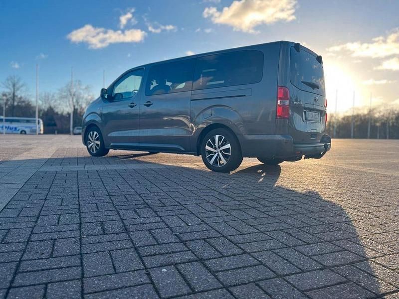Grau Gebraucht 2019 Toyota Proace Van / Kleinbus | 35.000 € (Teuer) - Bild 1/4
