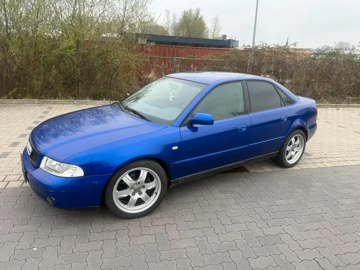 Second-hand Audi A4 S-Line 170 CP (125 kW) 2000 Albastru Berlinǎ