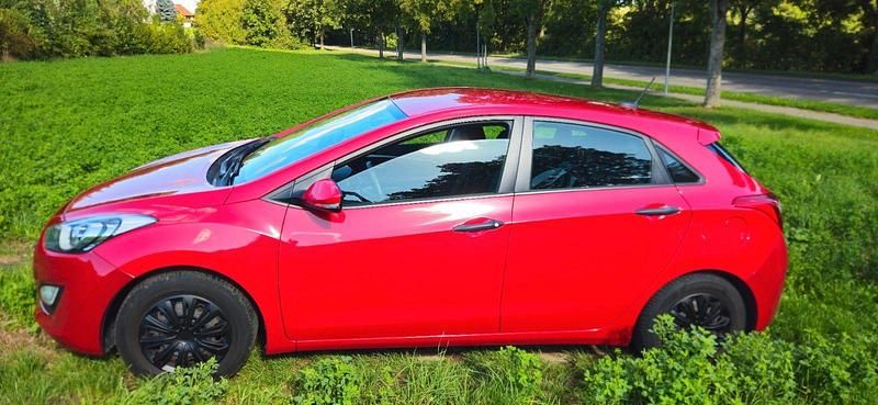 Rot Gebraucht 2015 Hyundai i30 Style Kombi | 9.700 € (Etwas zu teuer) - Bild 1/4