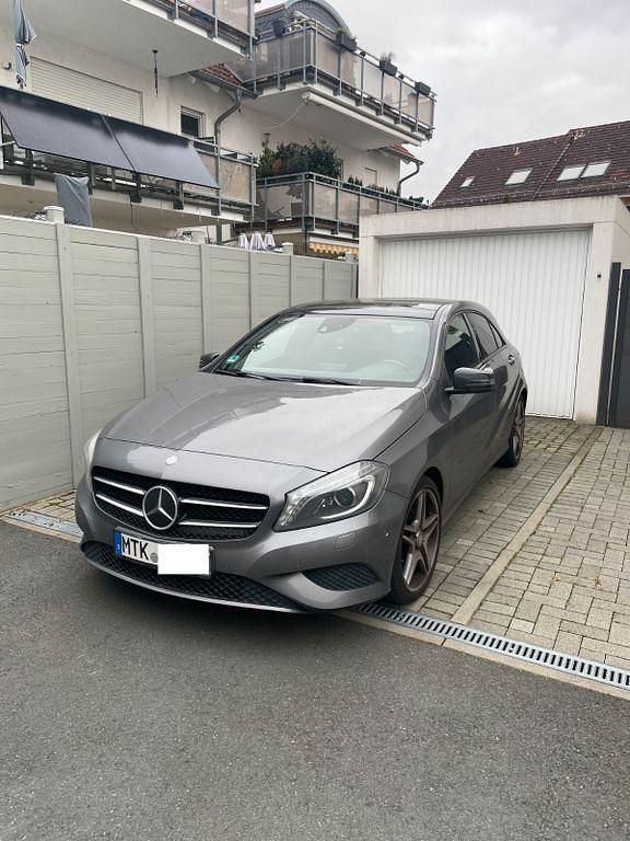 Grau Gebraucht 2015 Mercedes A200 Style Limousine | 12.490 € (Guter Preis) - Bild 1/4