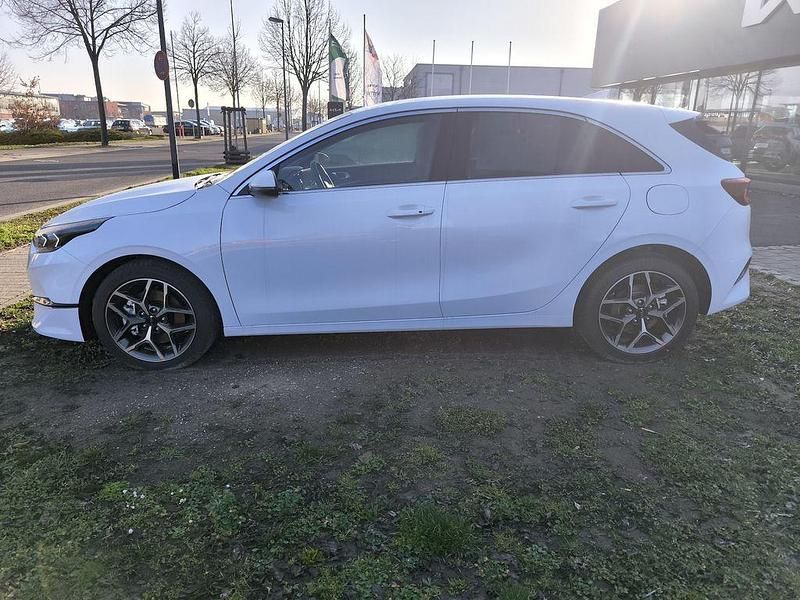 Neu Kia Ceed 101 PS (74 kW) 2026 Weiß Kleinwagen