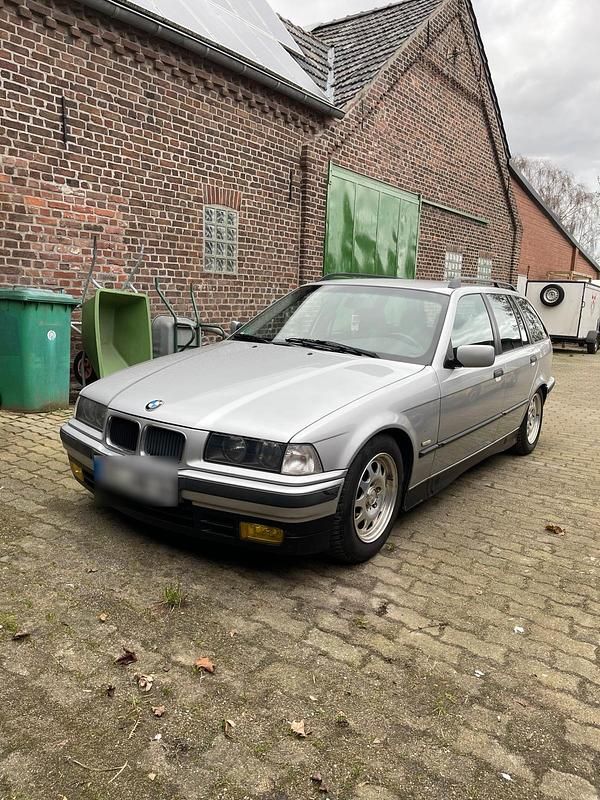 Gebraucht BMW 318 116 PS (85 kW) 1998 Silber Kombi