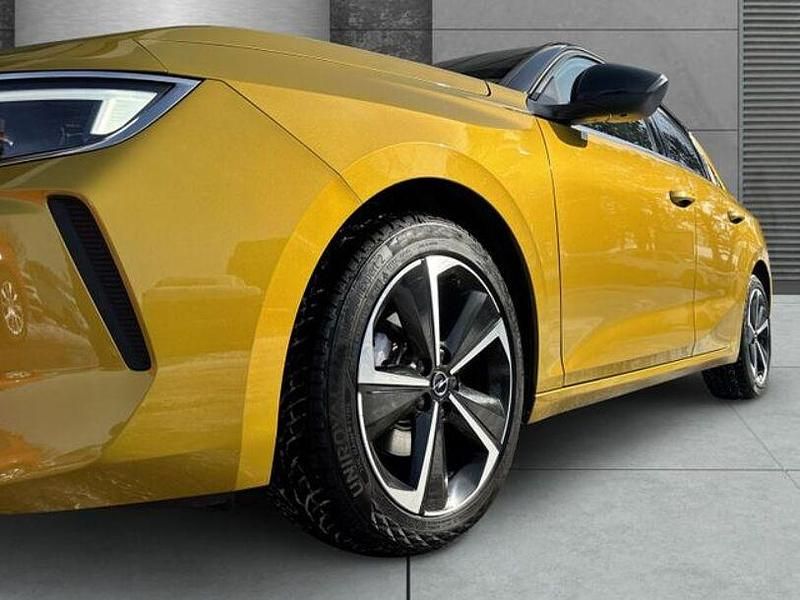 Gebraucht Opel Astra Elegance 110 PS (80 kW) 2023 Lackierung amber yellow/typ au Limousine