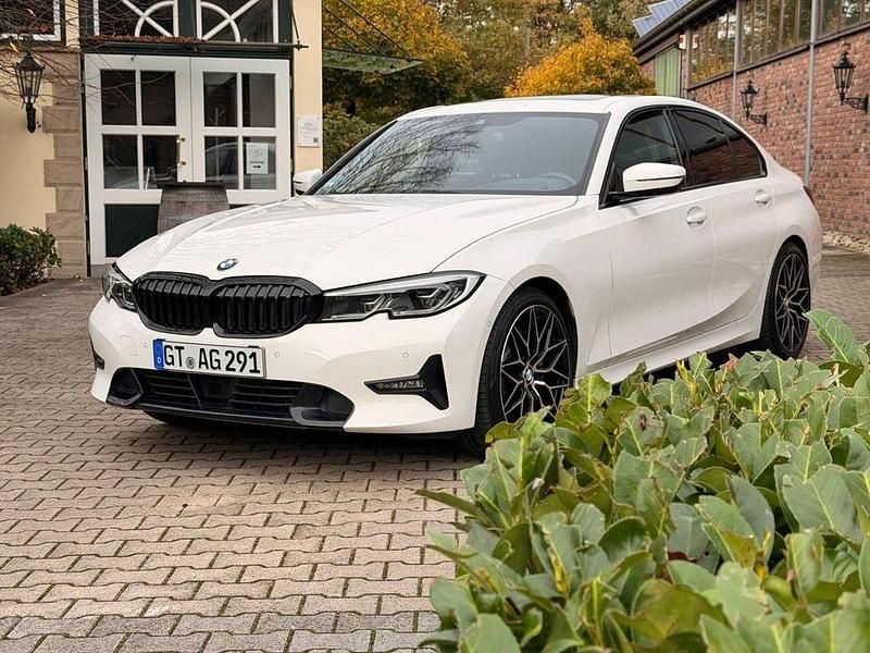 Weiß Gebraucht 2020 BMW 330 Sport Line Limousine | 33.900 € (Fairer Preis) - Bild 1/4