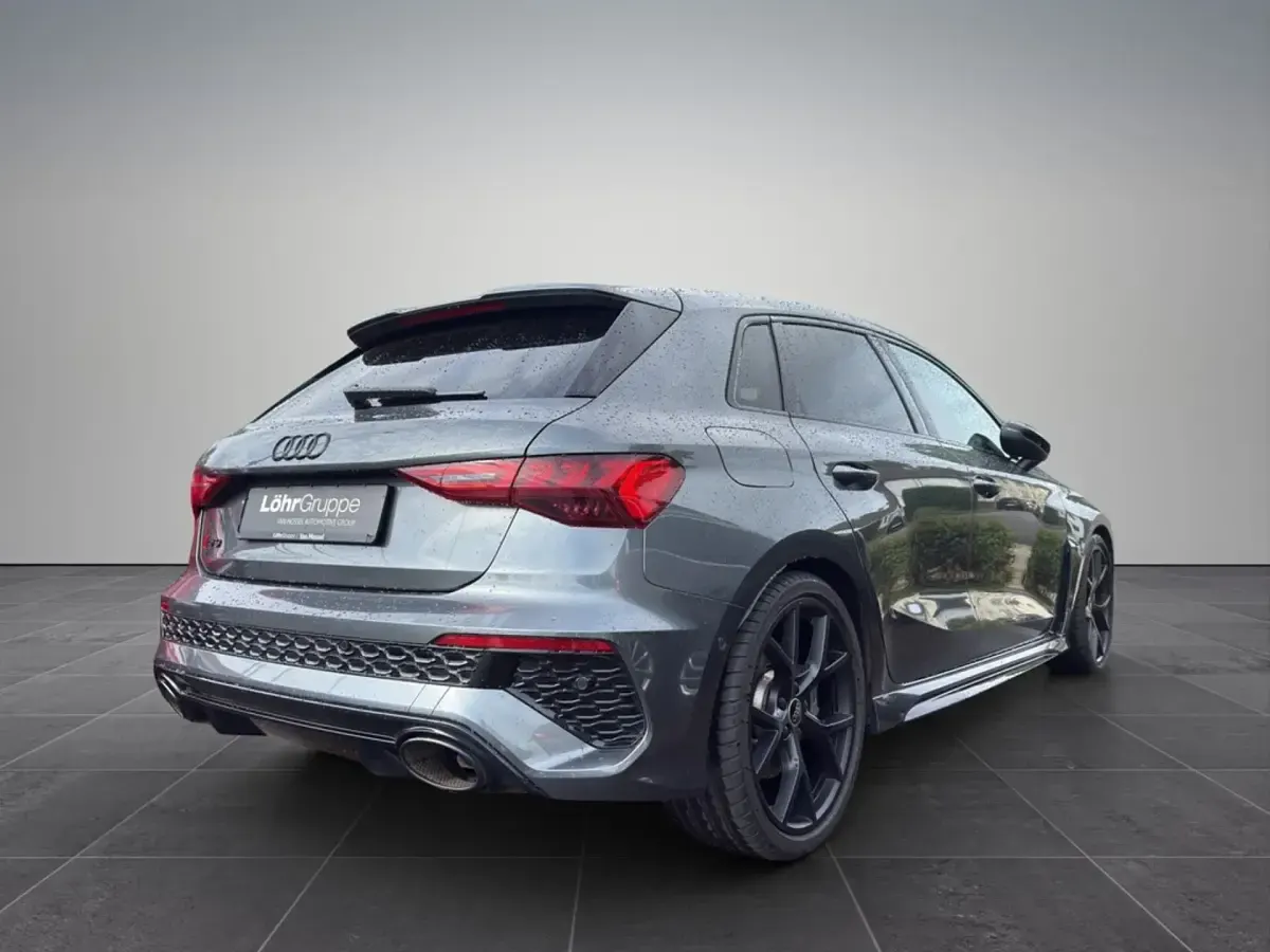 Gebraucht Audi RS3 Sportback Ambiente 400 PS (294 kW) 2023 Daytonagrau perleffekt Kleinwagen